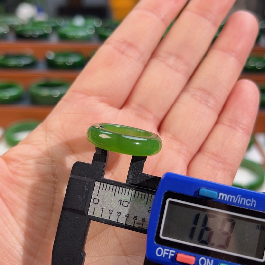 未镶嵌戒指和田玉（碧玉）