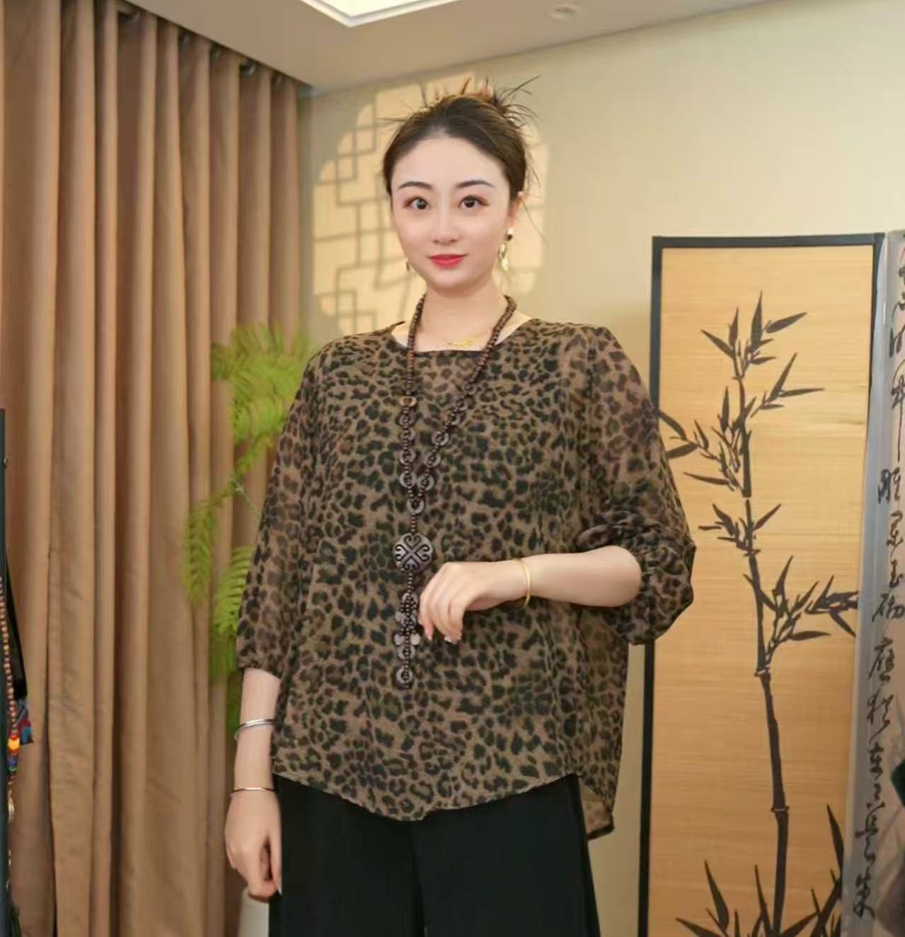 240/时尚潮流豹纹圆领设计上衣T恤