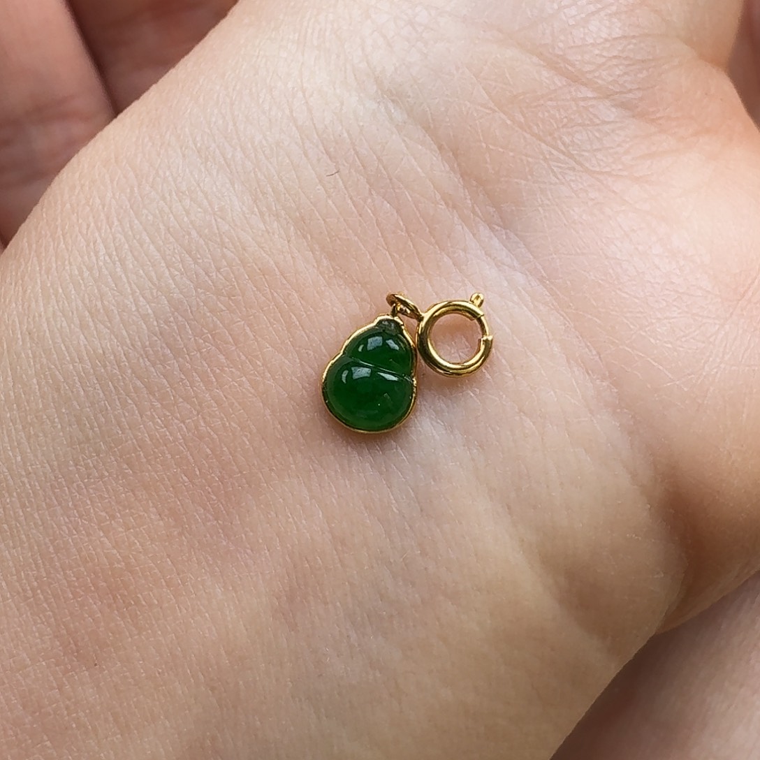 翡翠18K金镶嵌颈饰葫芦