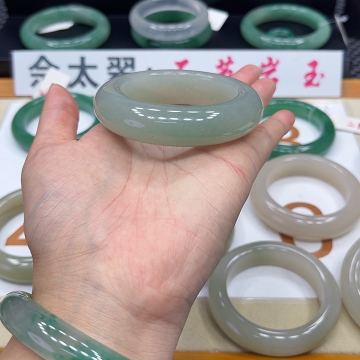 未镶嵌手镯石英质玉猫*。