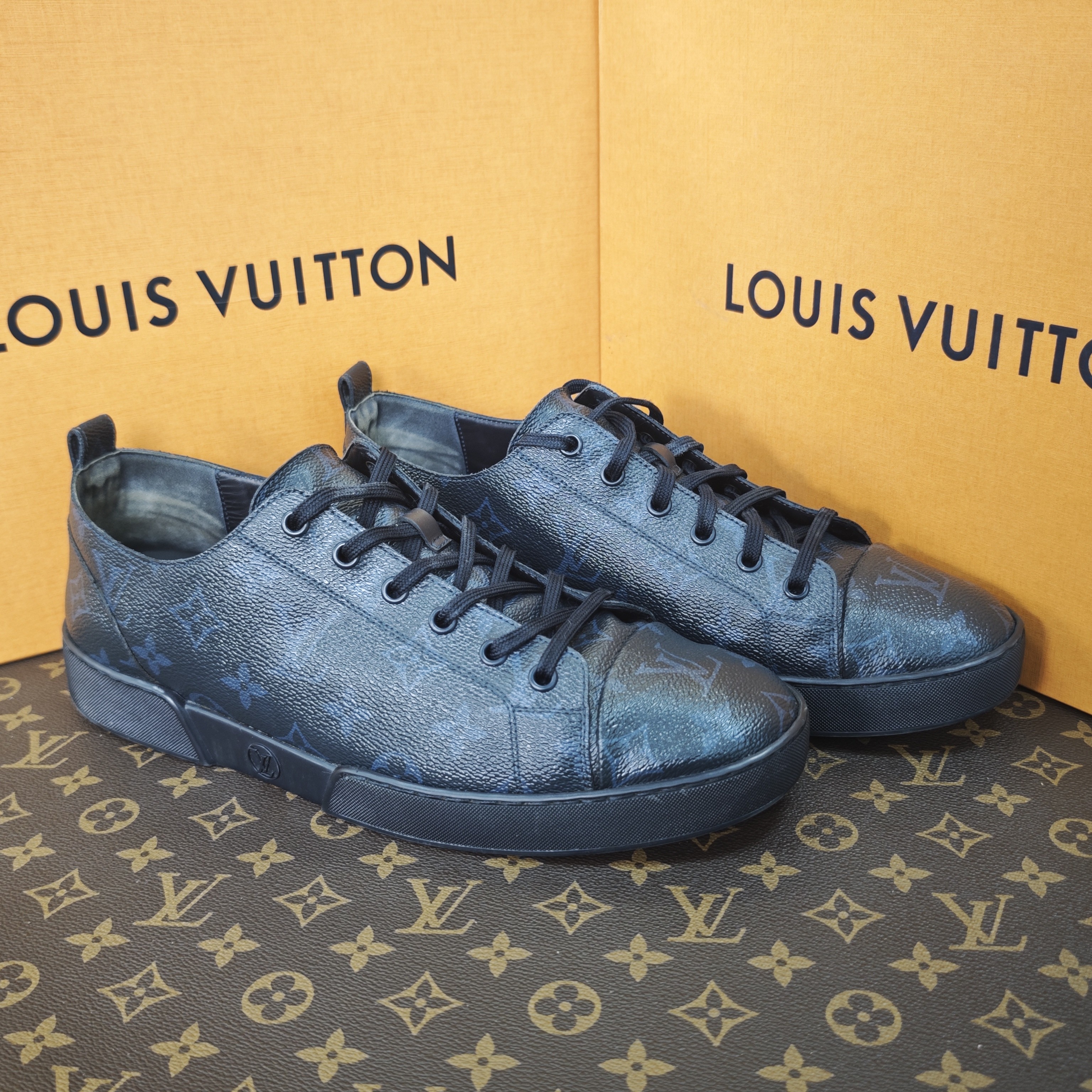 99新 LouisVuitton/路易威登 42码/藏蓝色暗纹老花满印休闲板鞋