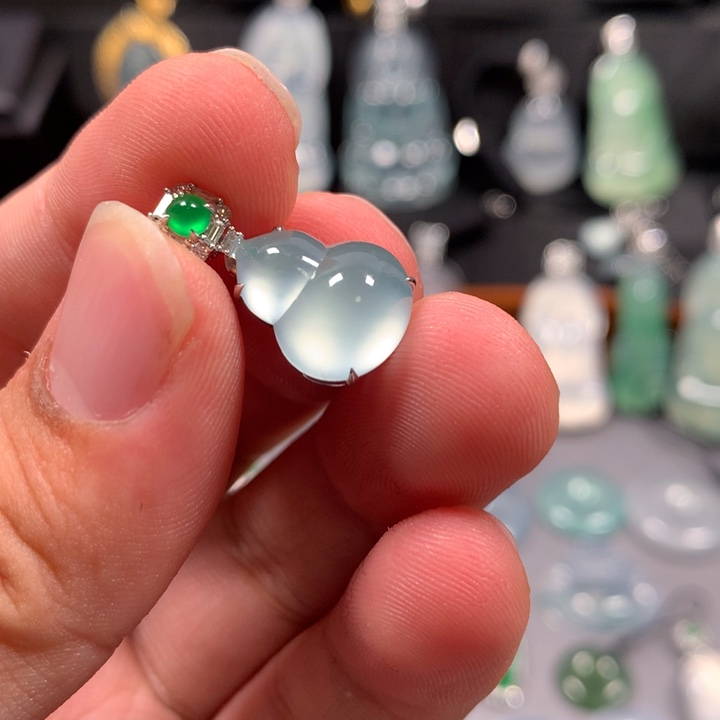 翡翠18K金镶嵌颈饰高冰起光白葫芦