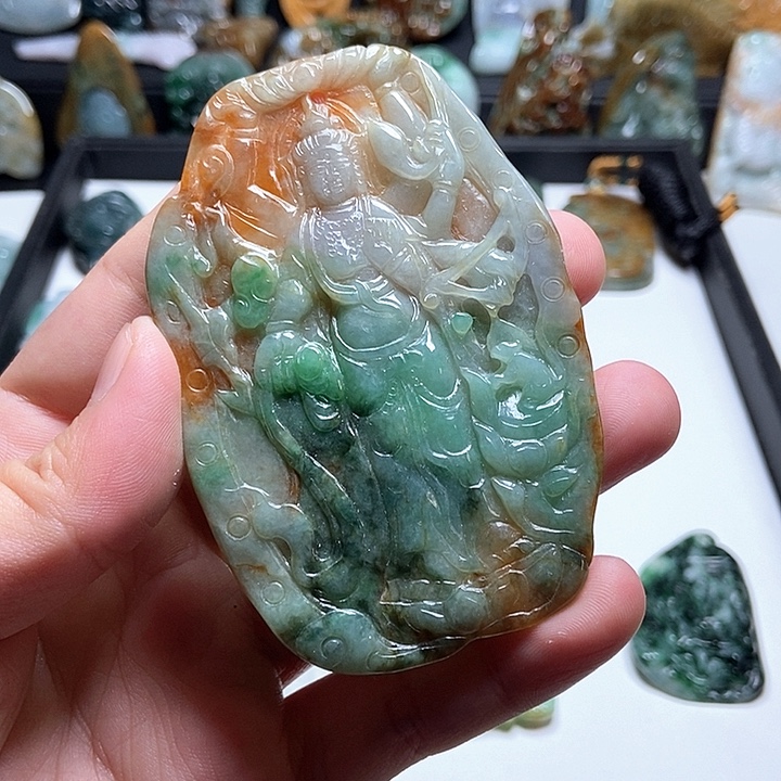 闫***豆翡翠未镶嵌颈饰翡翠a货