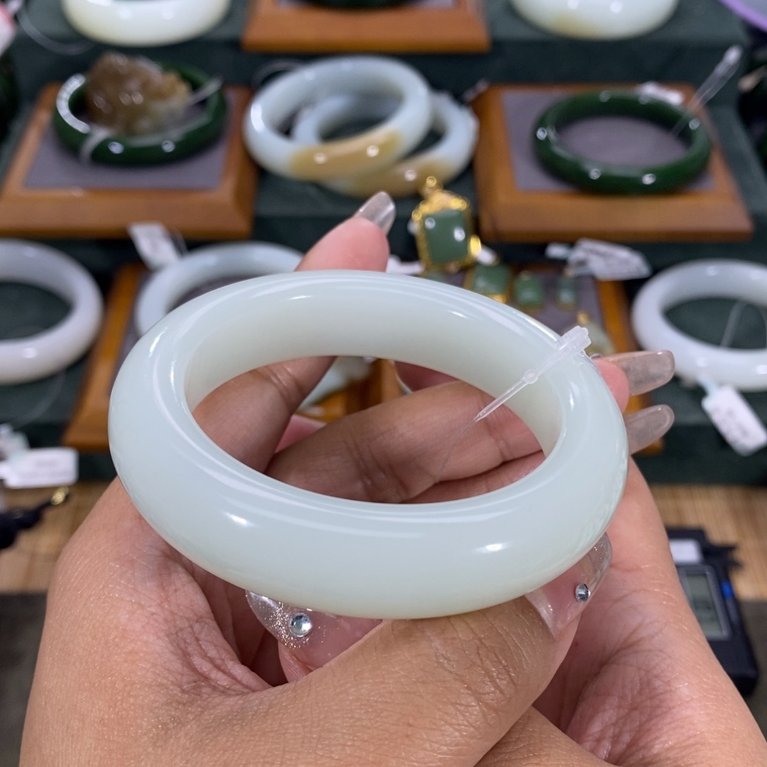 和田玉手镯未镶嵌