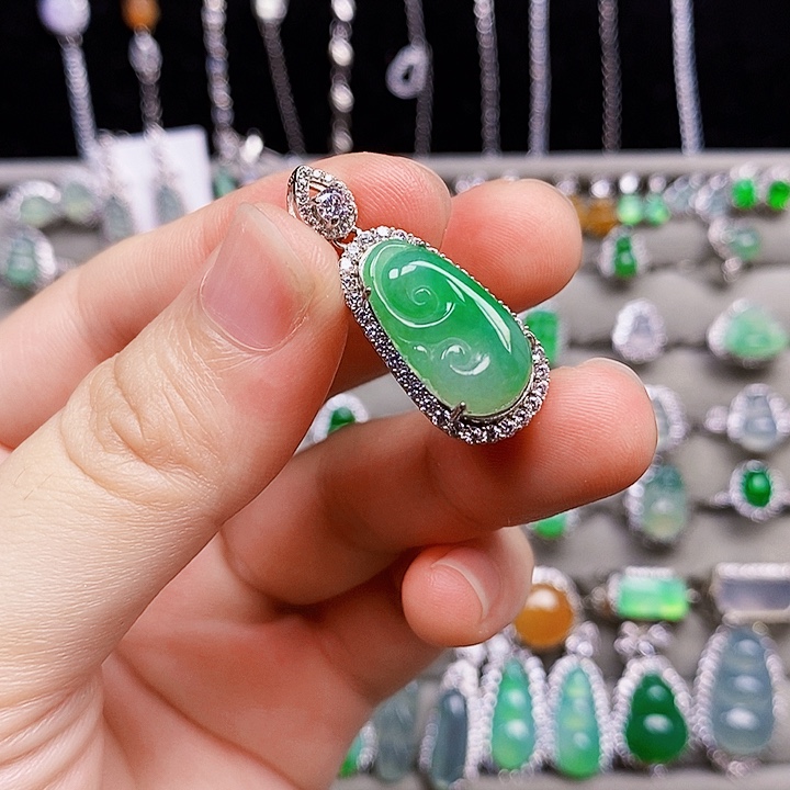 翡翠银S925镶嵌颈饰如意