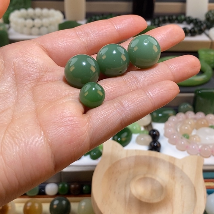 和田玉单珠未镶嵌徳***玉粉青卡18三颗 12阳绿老型一颗