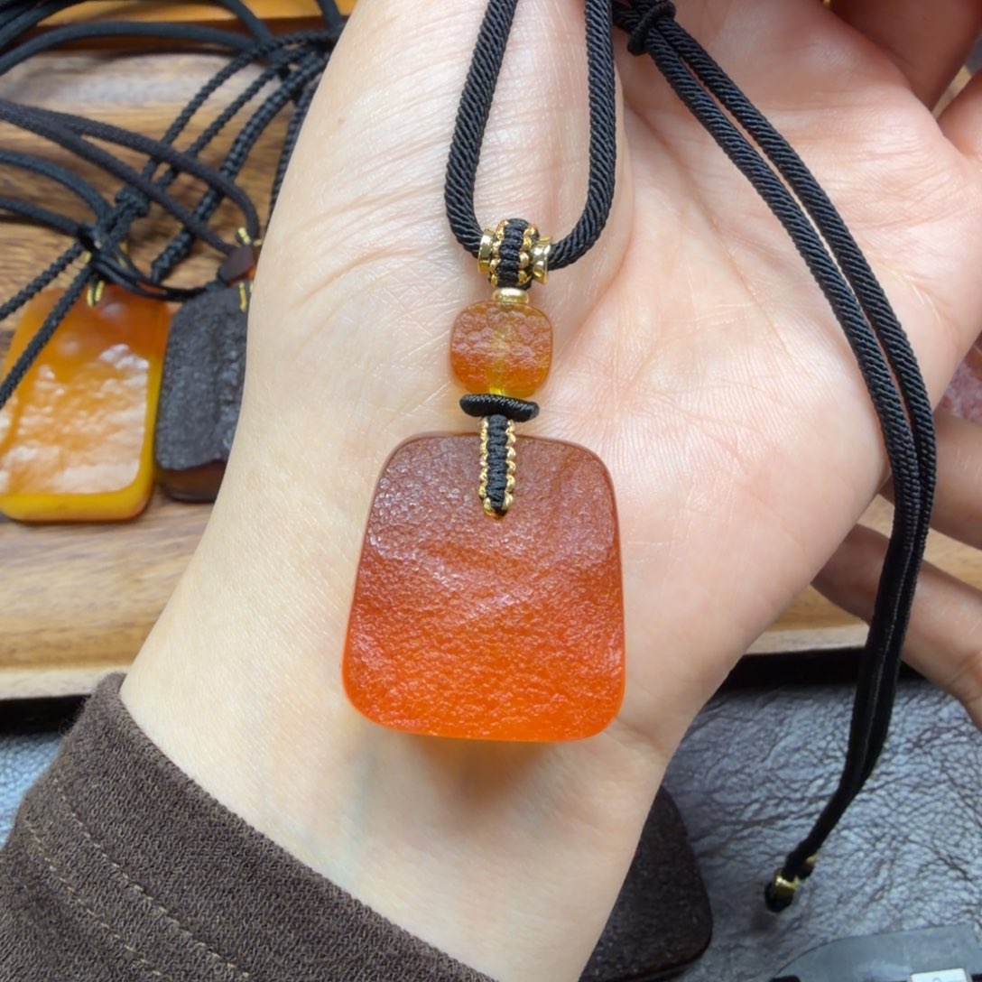 琥珀未镶嵌吊坠(赠链)