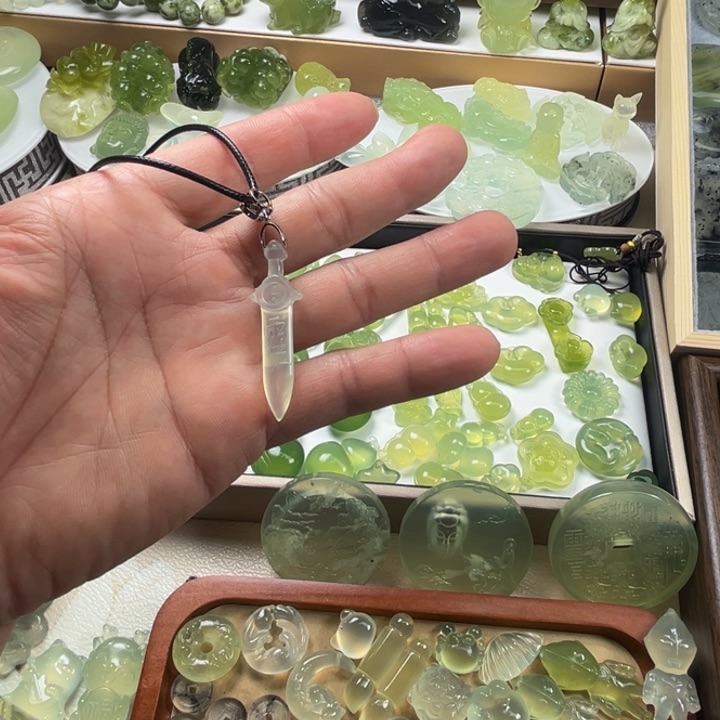 蛇纹石玉颈饰未镶嵌胡***米