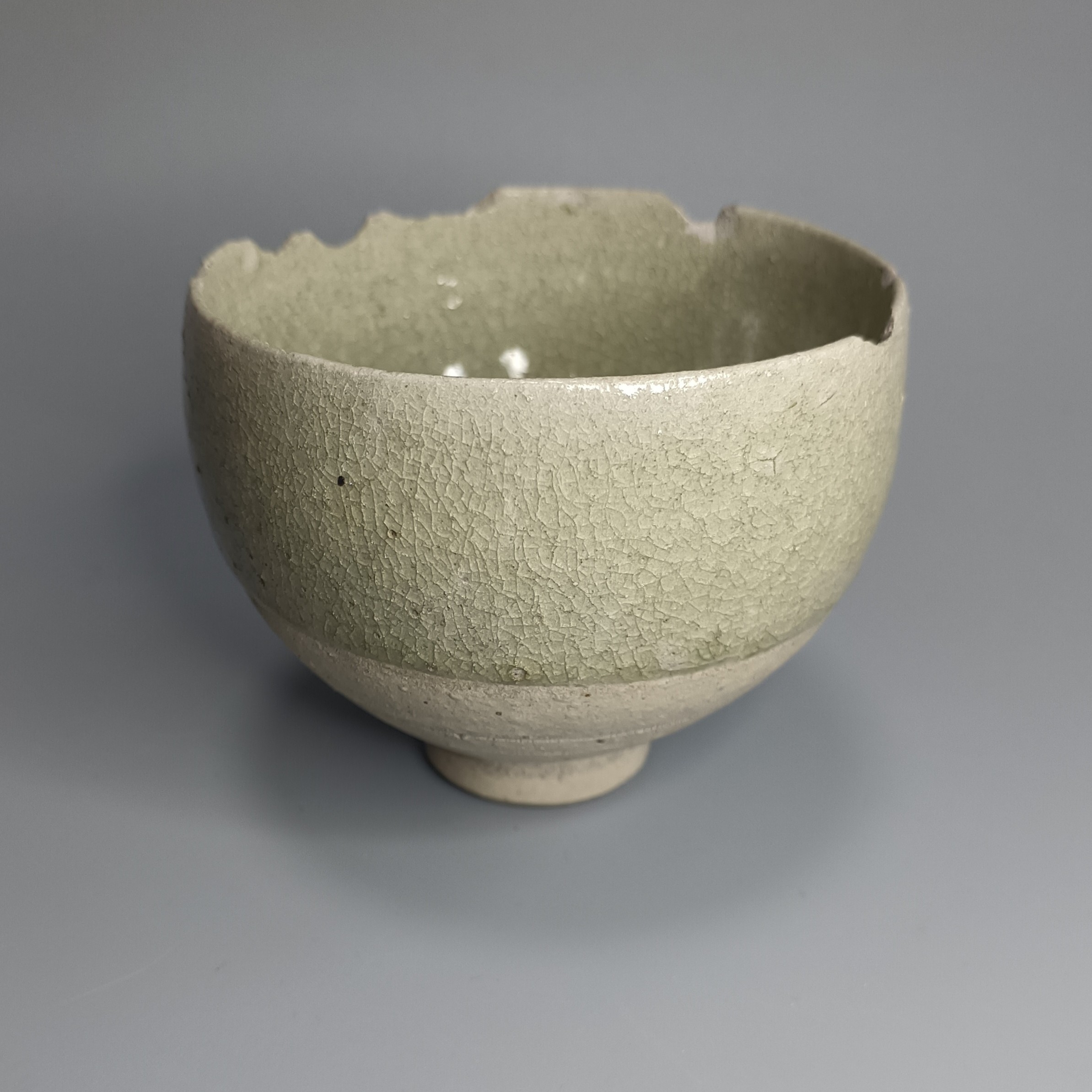 青釉杯子，口沿有磕