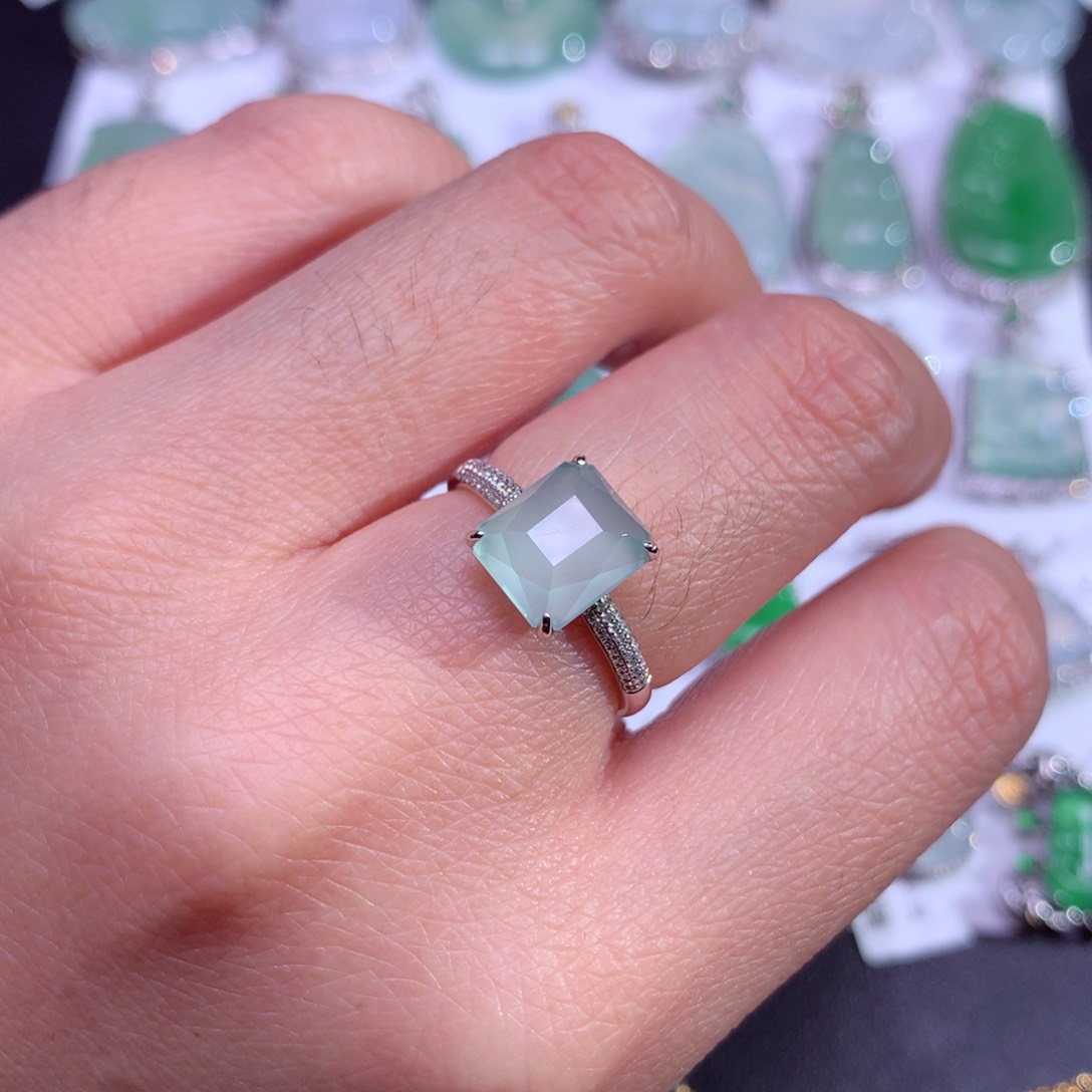 翡翠颈饰18K金镶嵌冰晴底方糖切割戒指