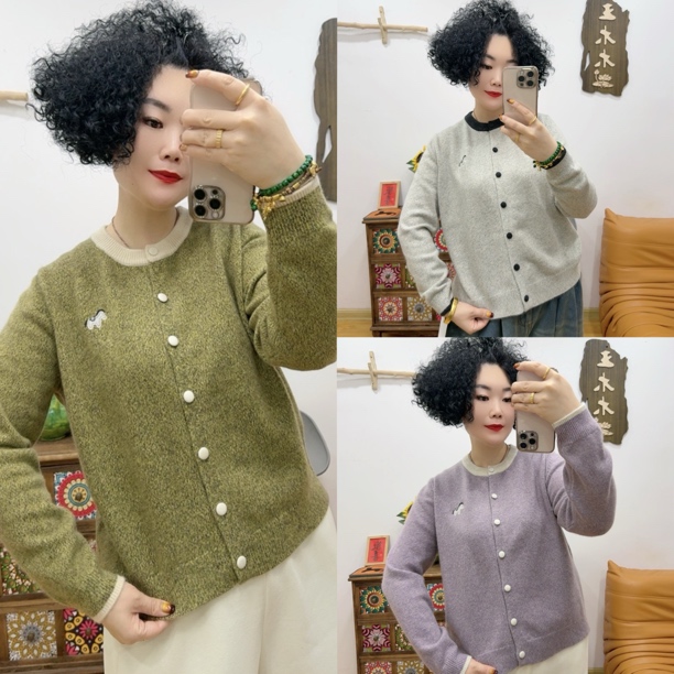 9301#拼色圆领刺绣小马开衫「衣长约59cm」