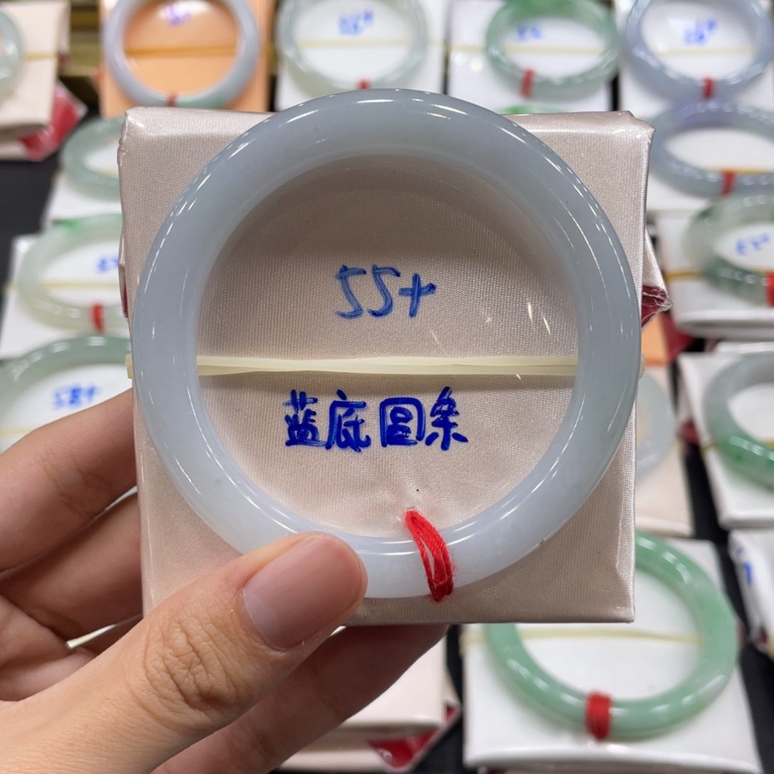 翡翠手镯未镶嵌翡翠手镯