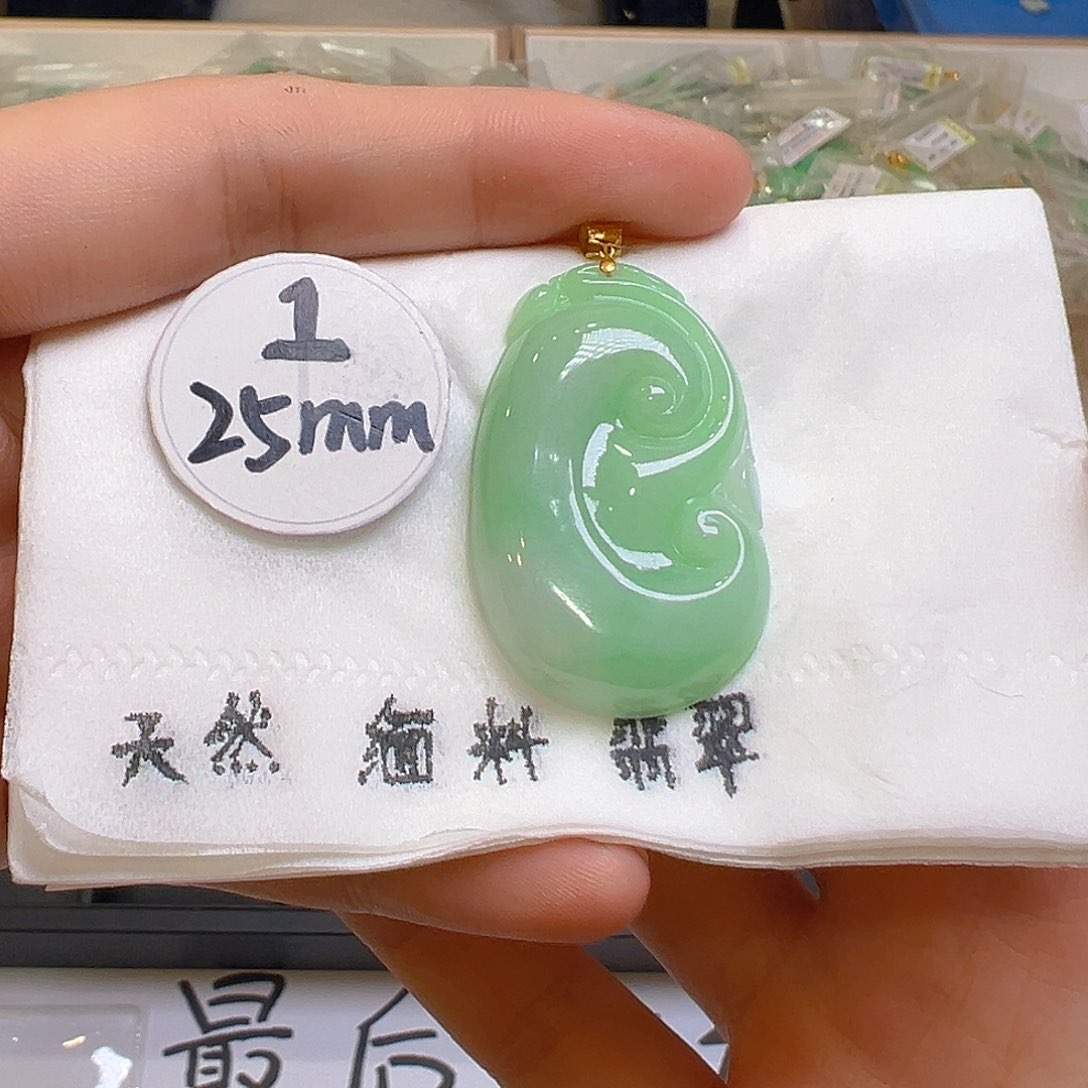 翡翠颈饰18K金镶嵌翡翠
