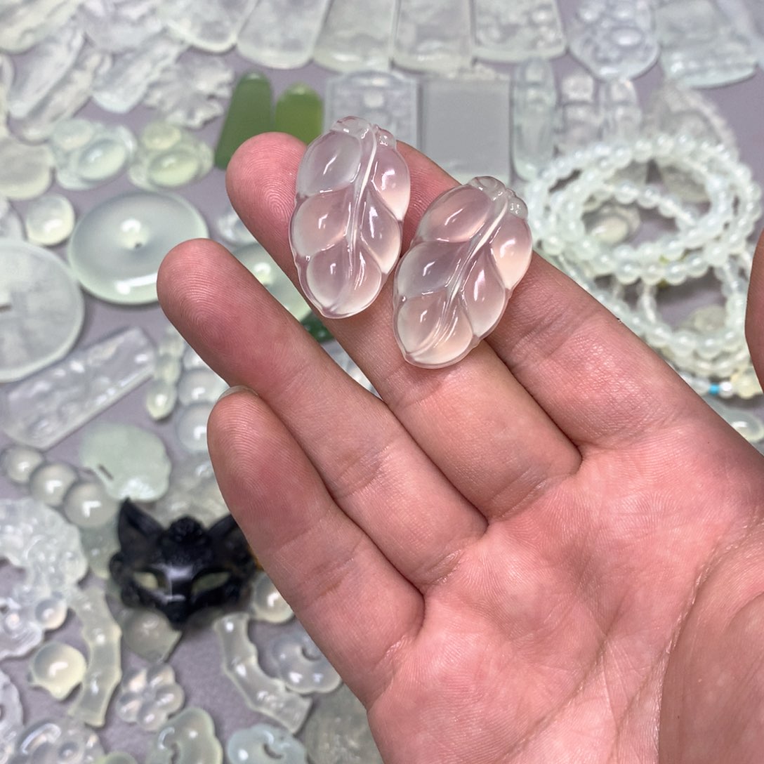 蛇纹石玉颈饰未镶嵌猫*酱