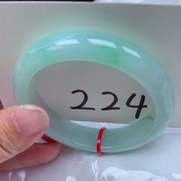 翡翠手镯未镶嵌翡翠