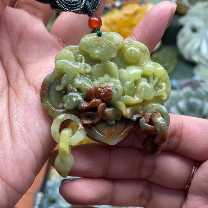 蛇纹石玉吊坠合金