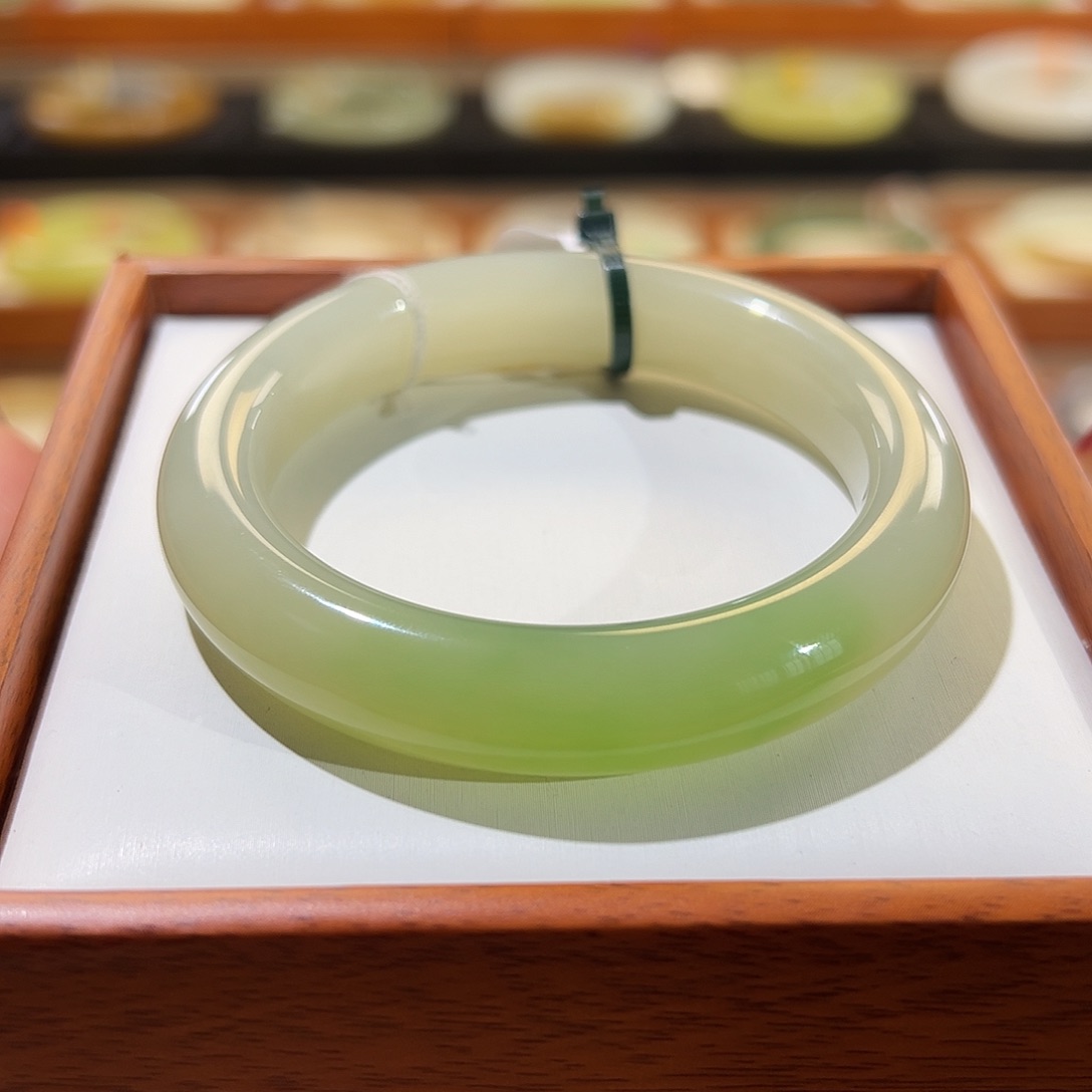 和田玉手镯未镶嵌周**?