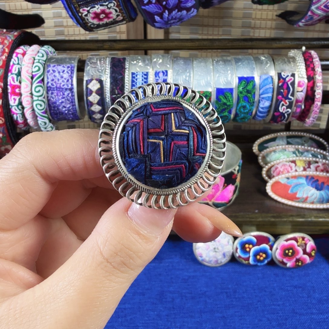 传承非遗刺绣饰品