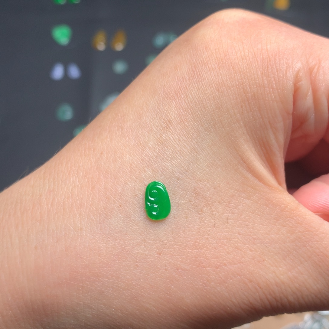 2***.翡翠未镶嵌颈饰绿如意