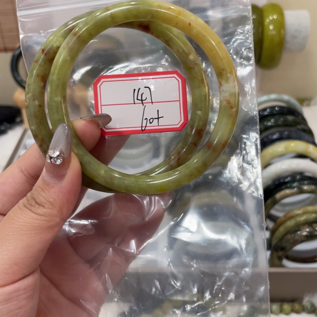 蛇纹石玉手镯未镶嵌