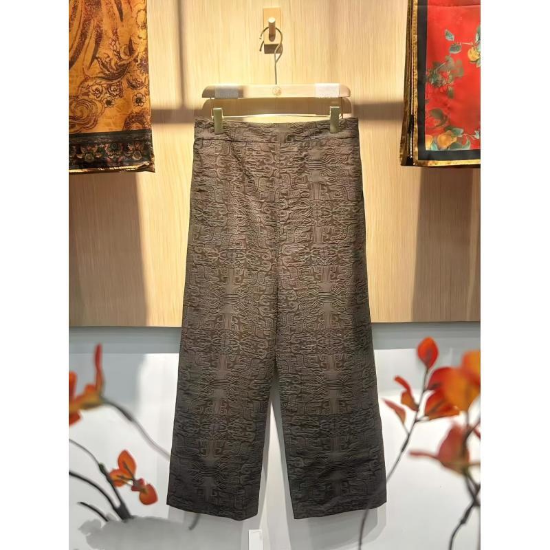 褐金承纹提花阔腿裤 —— 棕褐裤身融纹理，迈步尽展复古风骨
