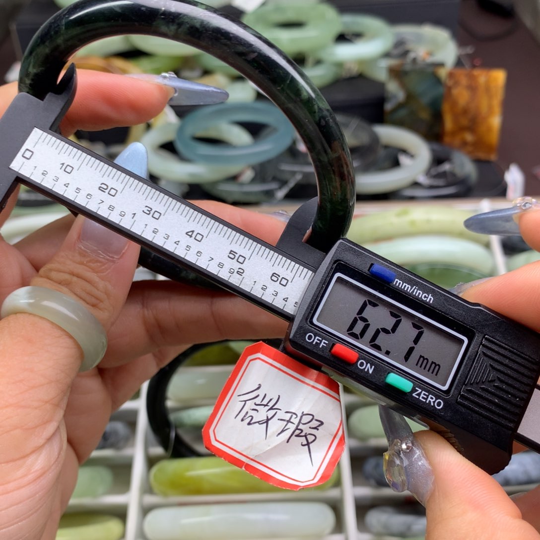 仔***妈蛇纹石玉未镶嵌手镯2128