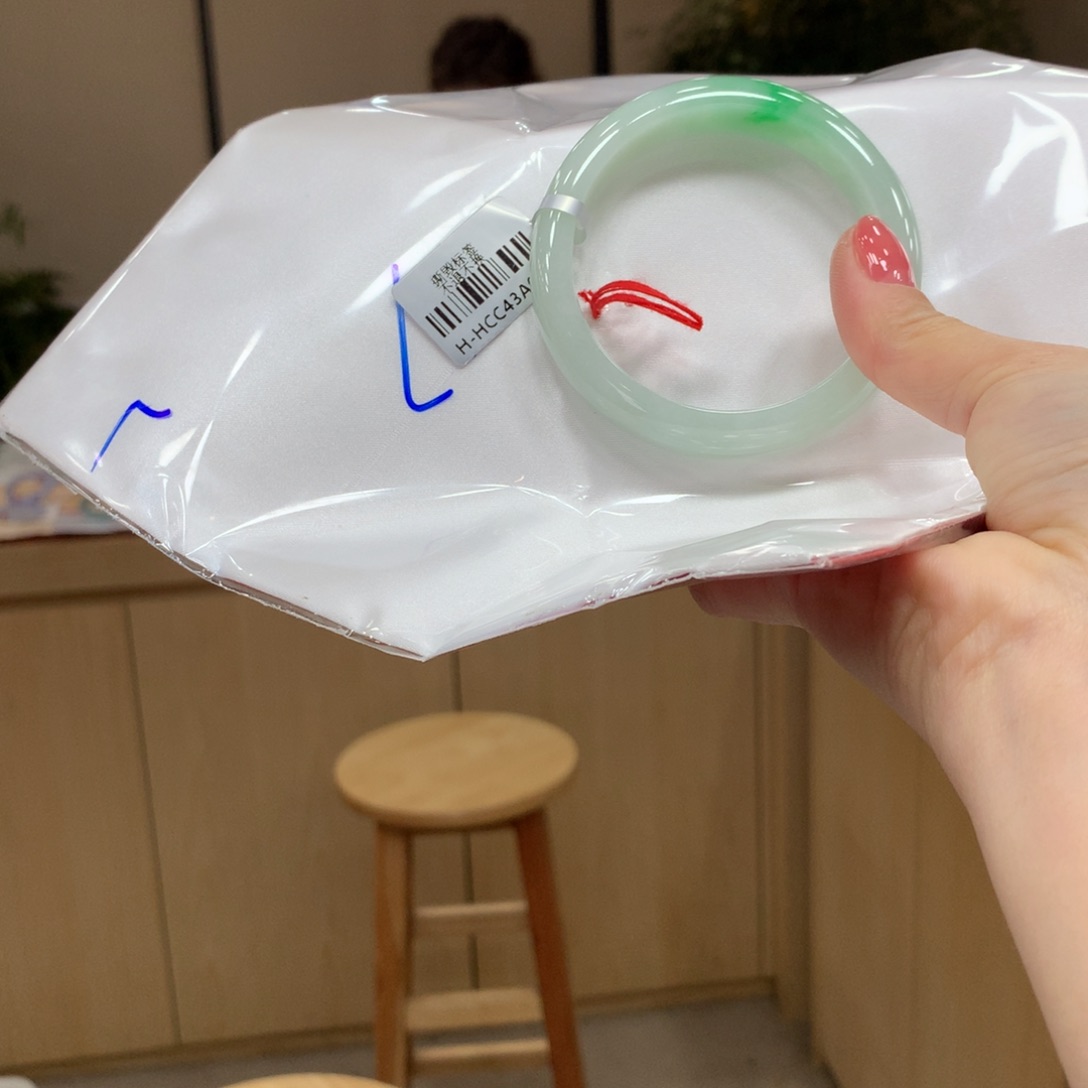 翡翠手镯未镶嵌不退不换