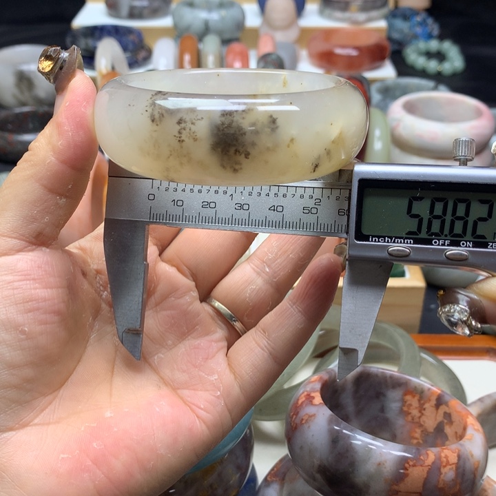 未镶嵌手镯石英质玉