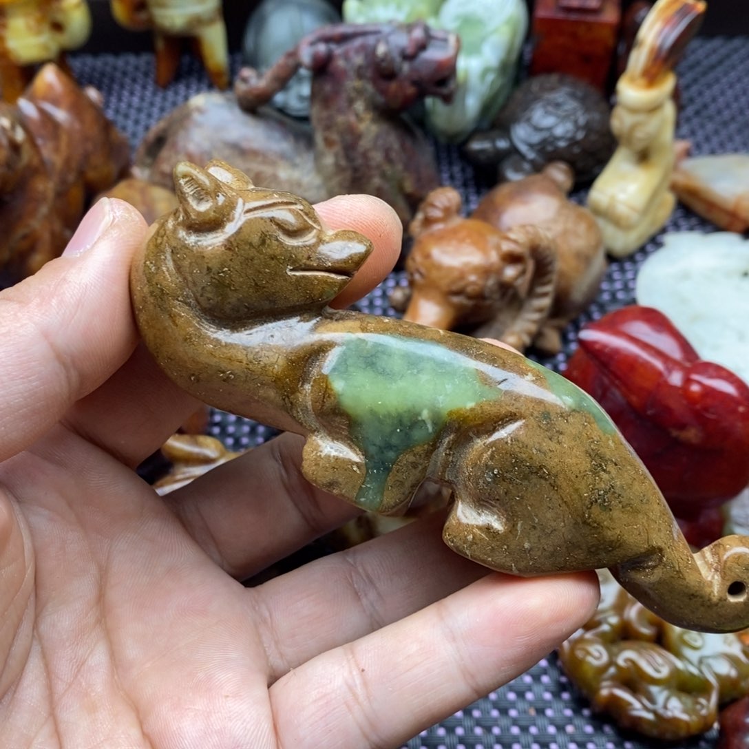 蛇纹石玉未镶嵌颈饰