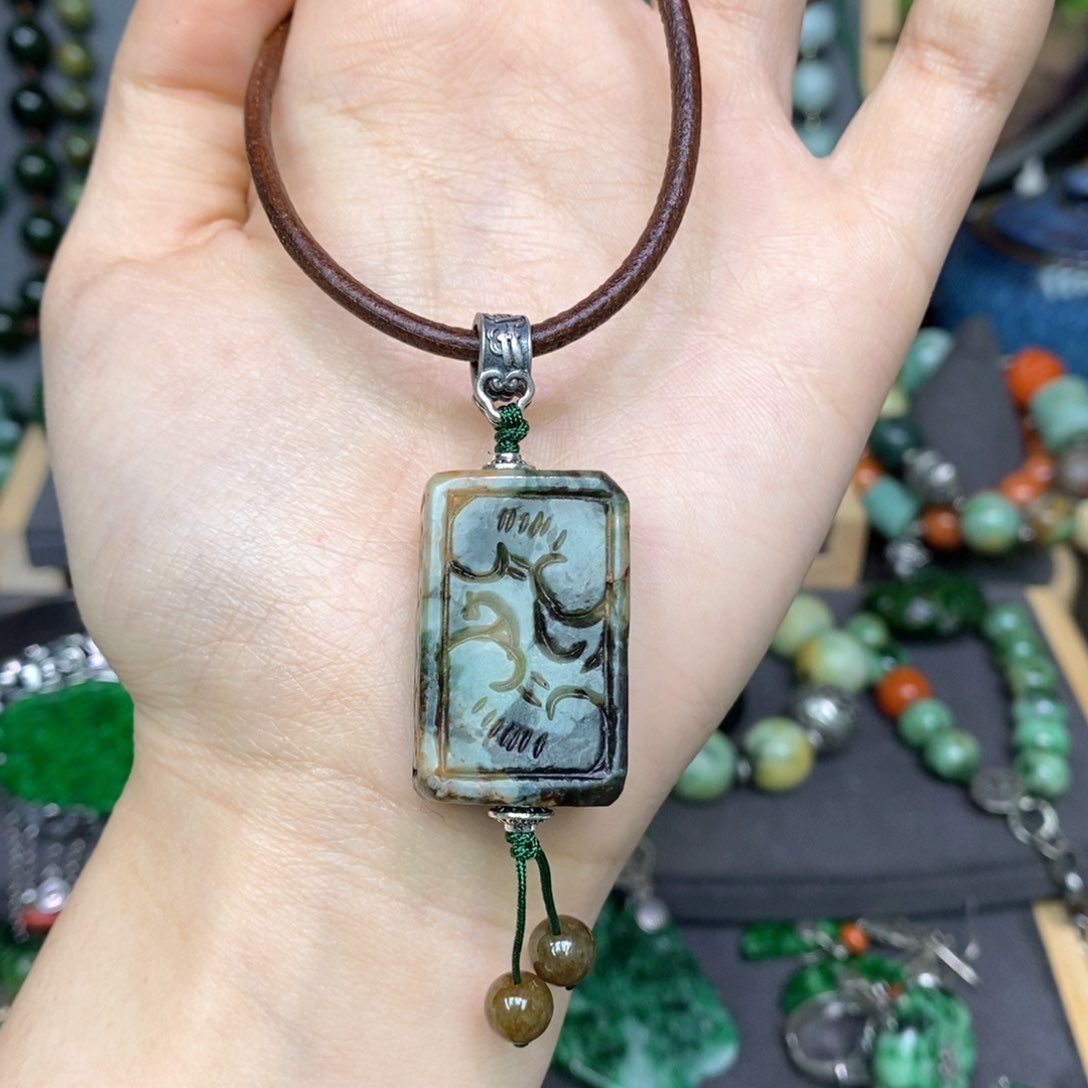 翡翠颈饰未镶嵌漂亮美眉