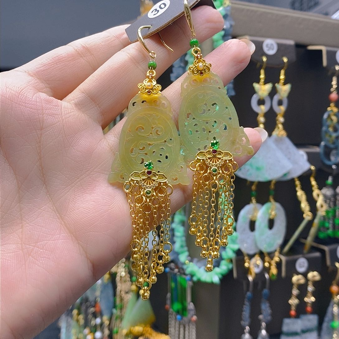 颈饰未镶嵌翡翠郁****?翡翠