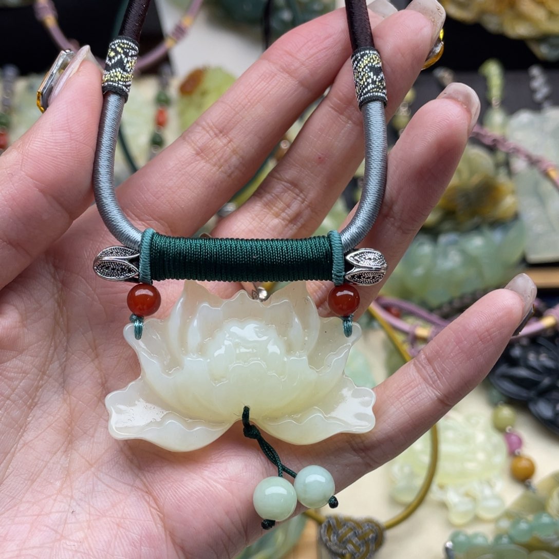 蛇纹石玉颈饰未镶嵌