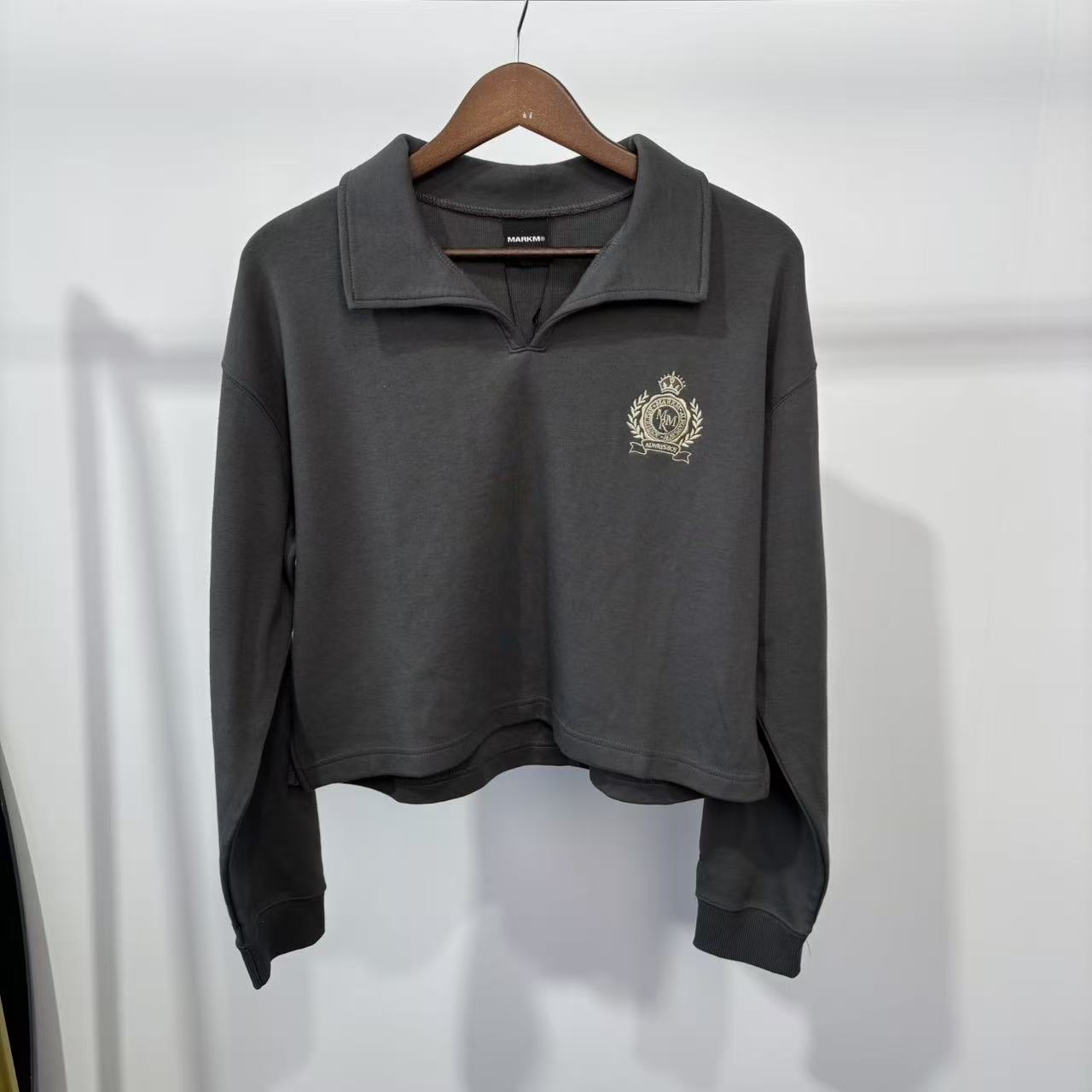 MM 韩系女款字母刺绣深灰色翻领短款长袖卫衣 MGIBA87560 87560