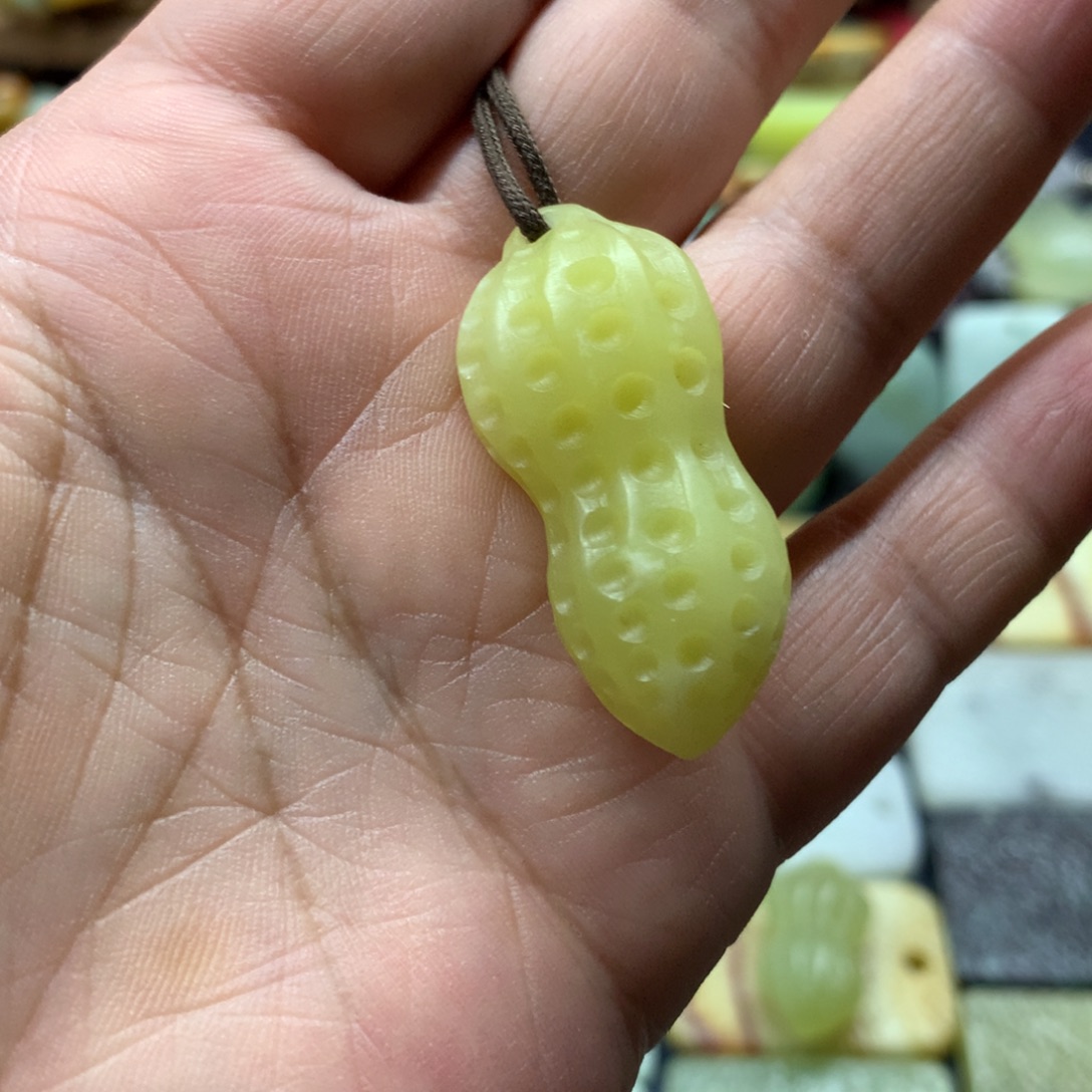 如***果蛇纹石玉合金颈饰