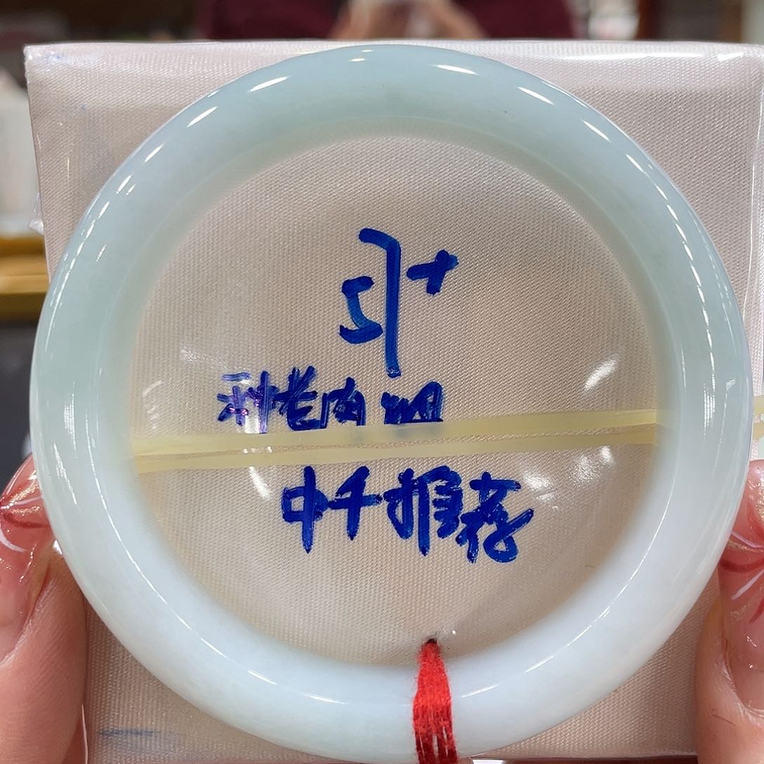翡翠手镯未镶嵌翡翠手镯