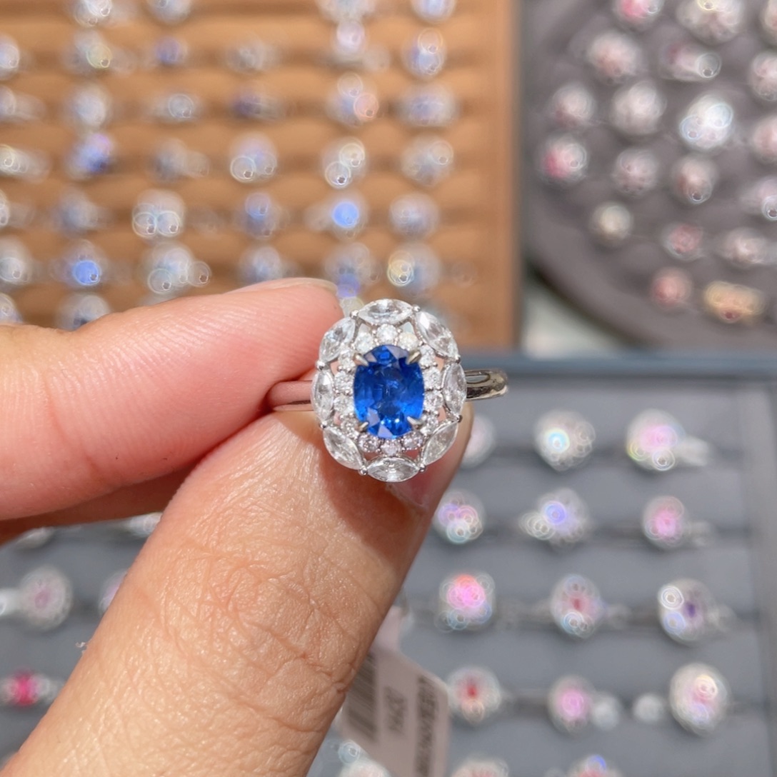 蓝宝石戒指18K金镶嵌1.05ct 