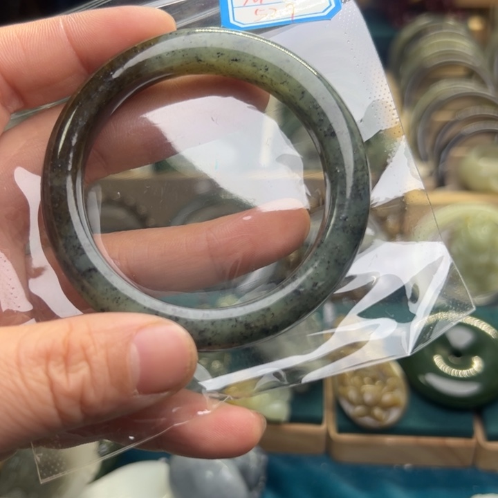 和田玉手镯未镶嵌52.9圈围M046