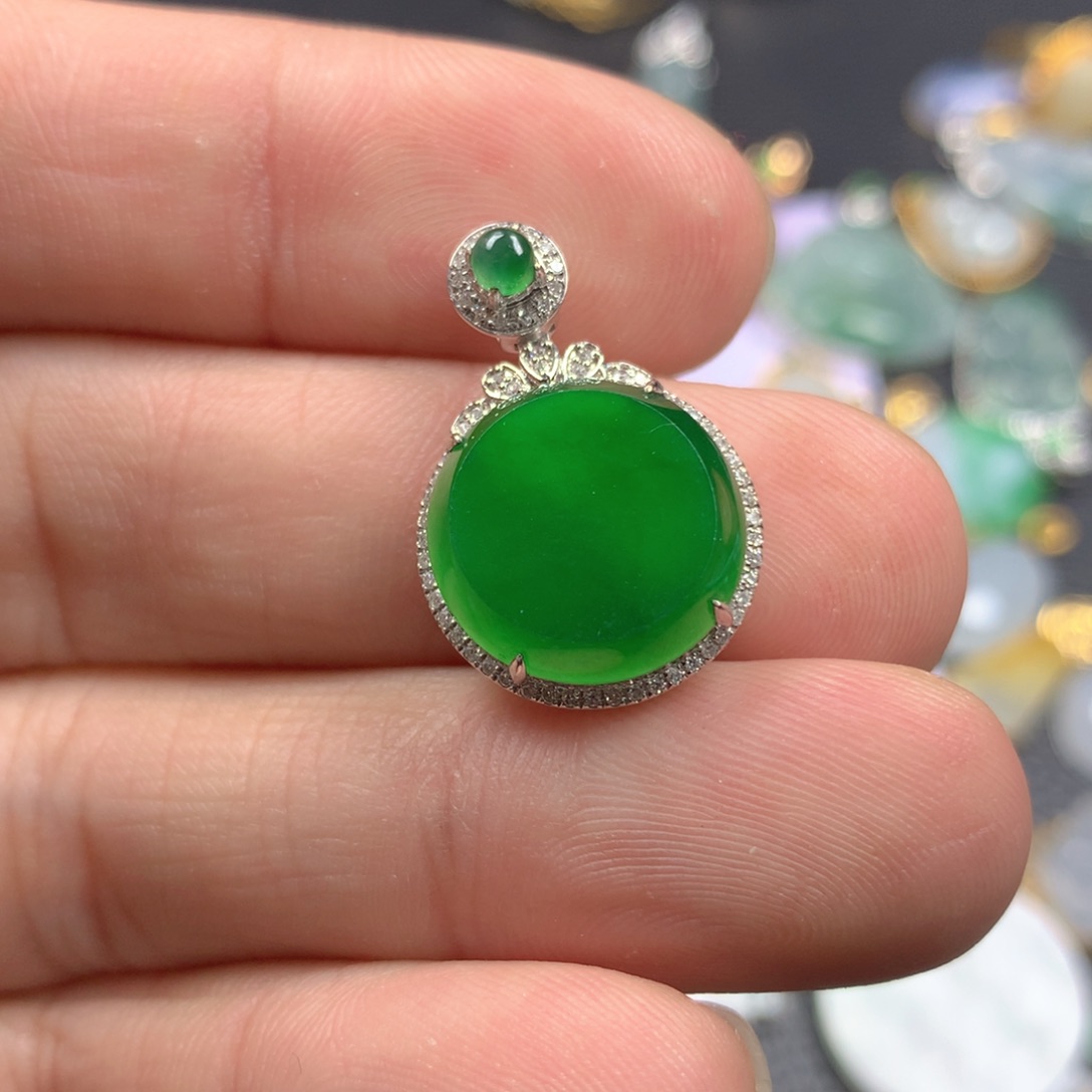 【闪购商品】翡翠颈饰18K金镶嵌超*?翡翠