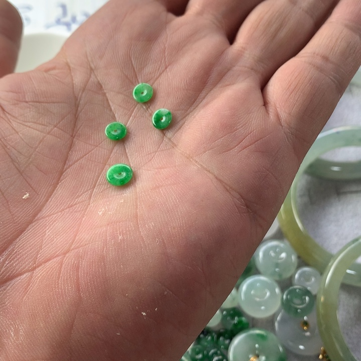 定制翡翠未镶嵌?**?翡翠