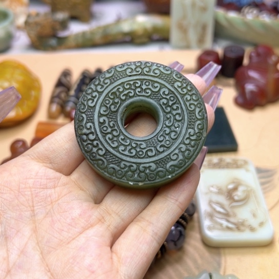 蛇纹石玉未镶嵌颈饰