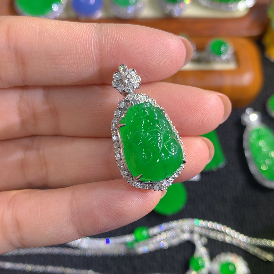 翡翠18K金镶嵌颈饰