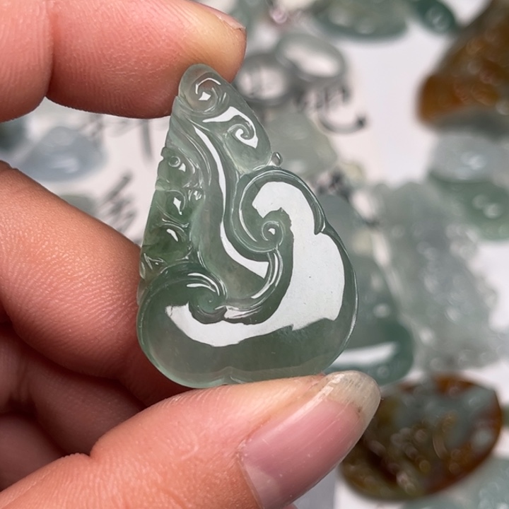 翡翠未镶嵌颈饰如意