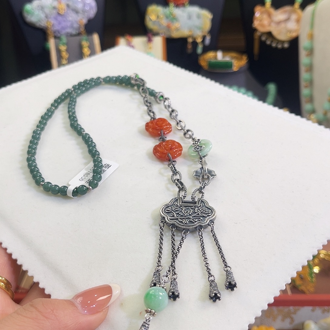 翡翠未镶嵌颈饰炸