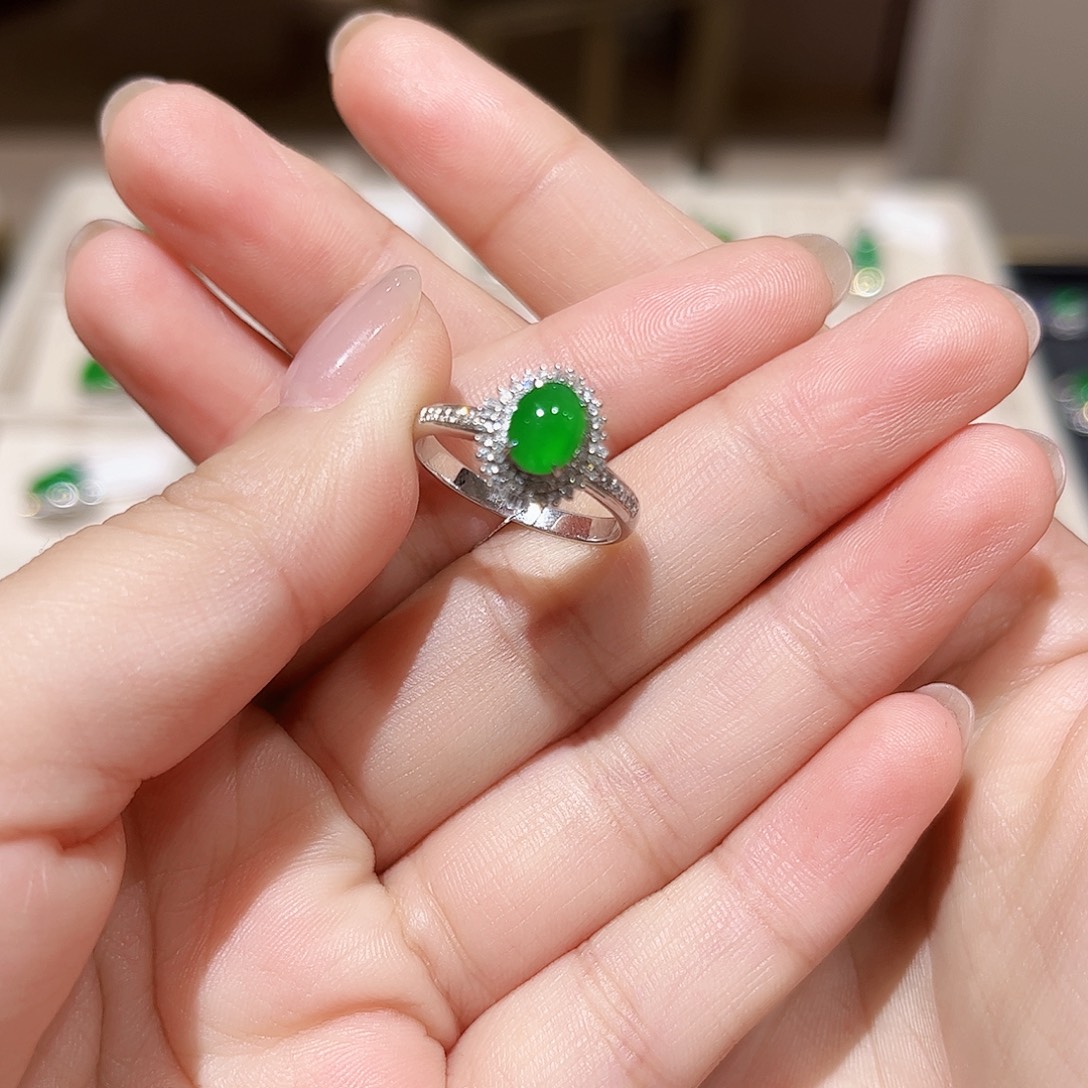 18K金镶嵌戒指翡翠戒指