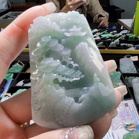 翡翠未镶嵌颈饰一个