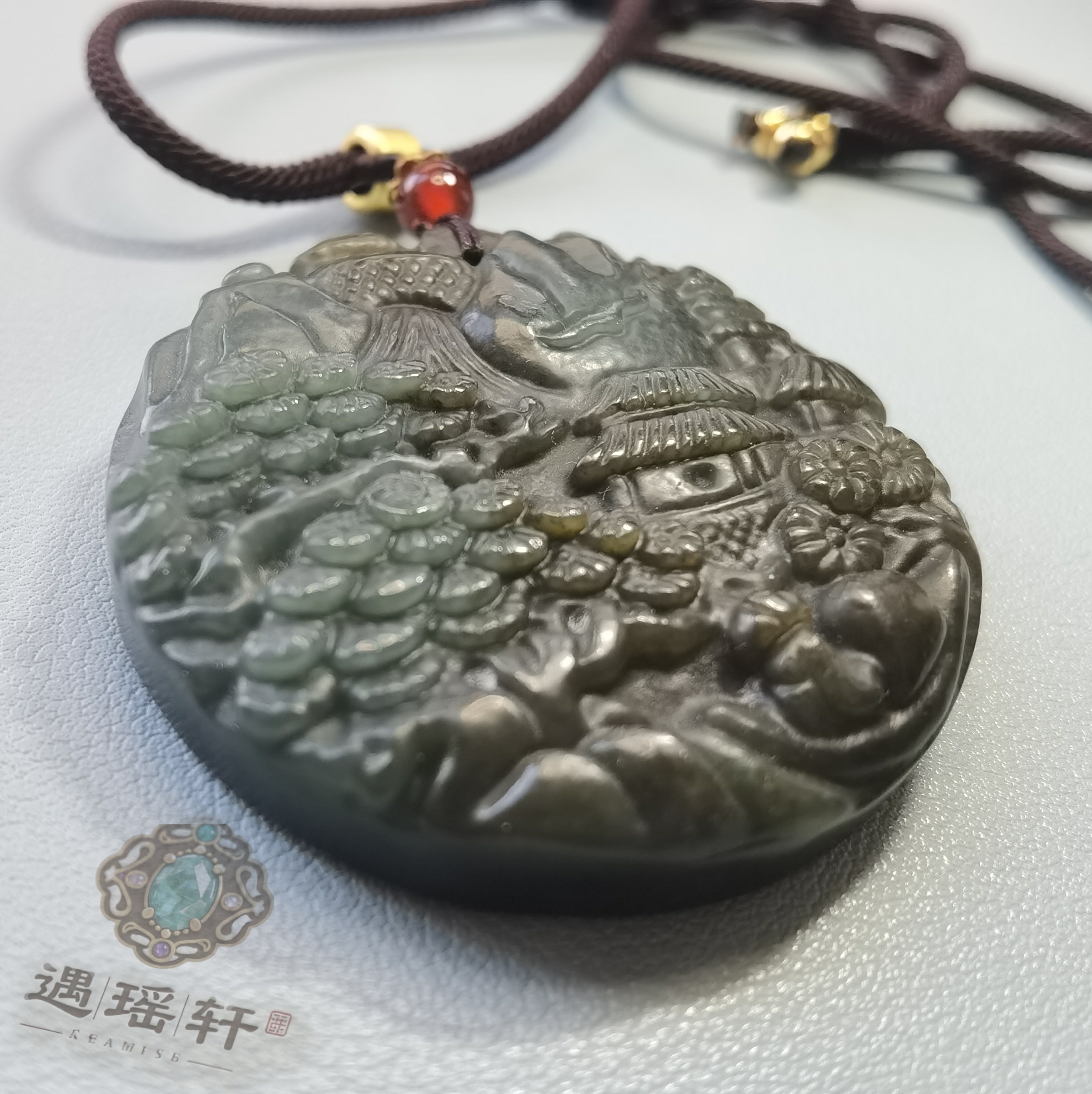 遇瑶轩•和田玉且末蓝带糖山水圆牌厚装•一图一物