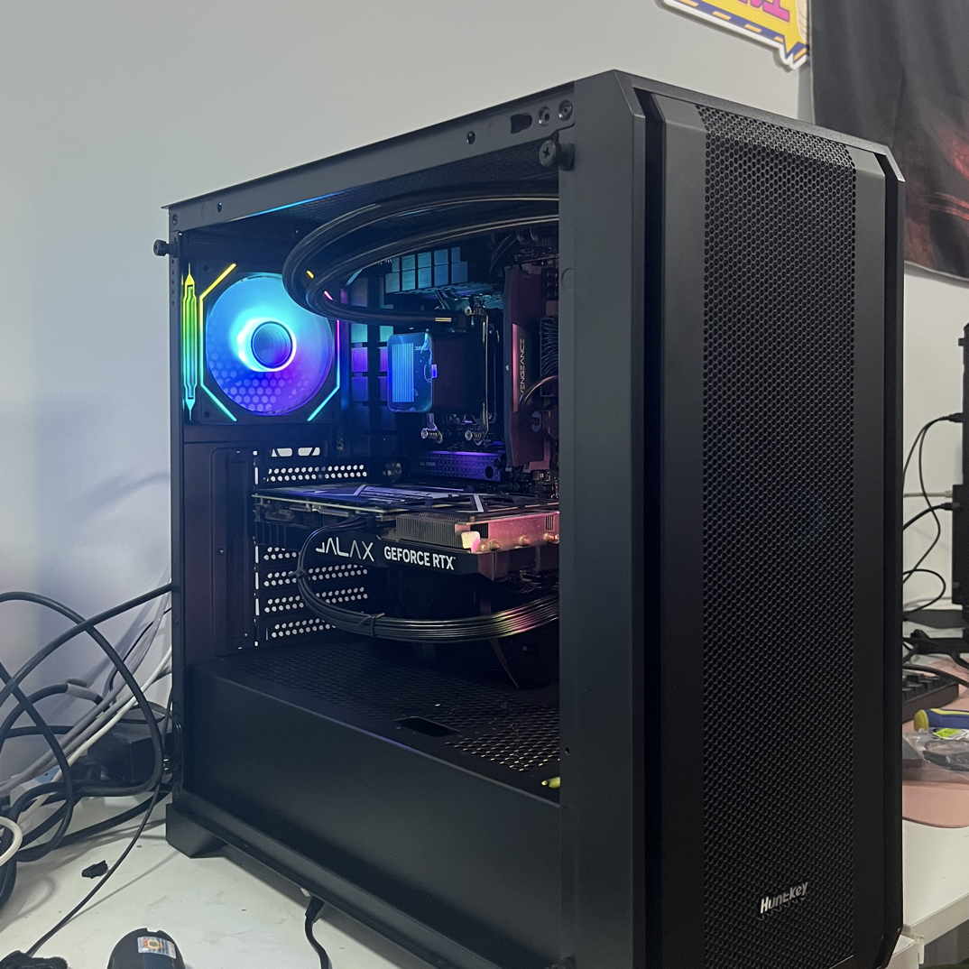 7800X3D 32G 1T固态 4070S 航嘉侧透机箱