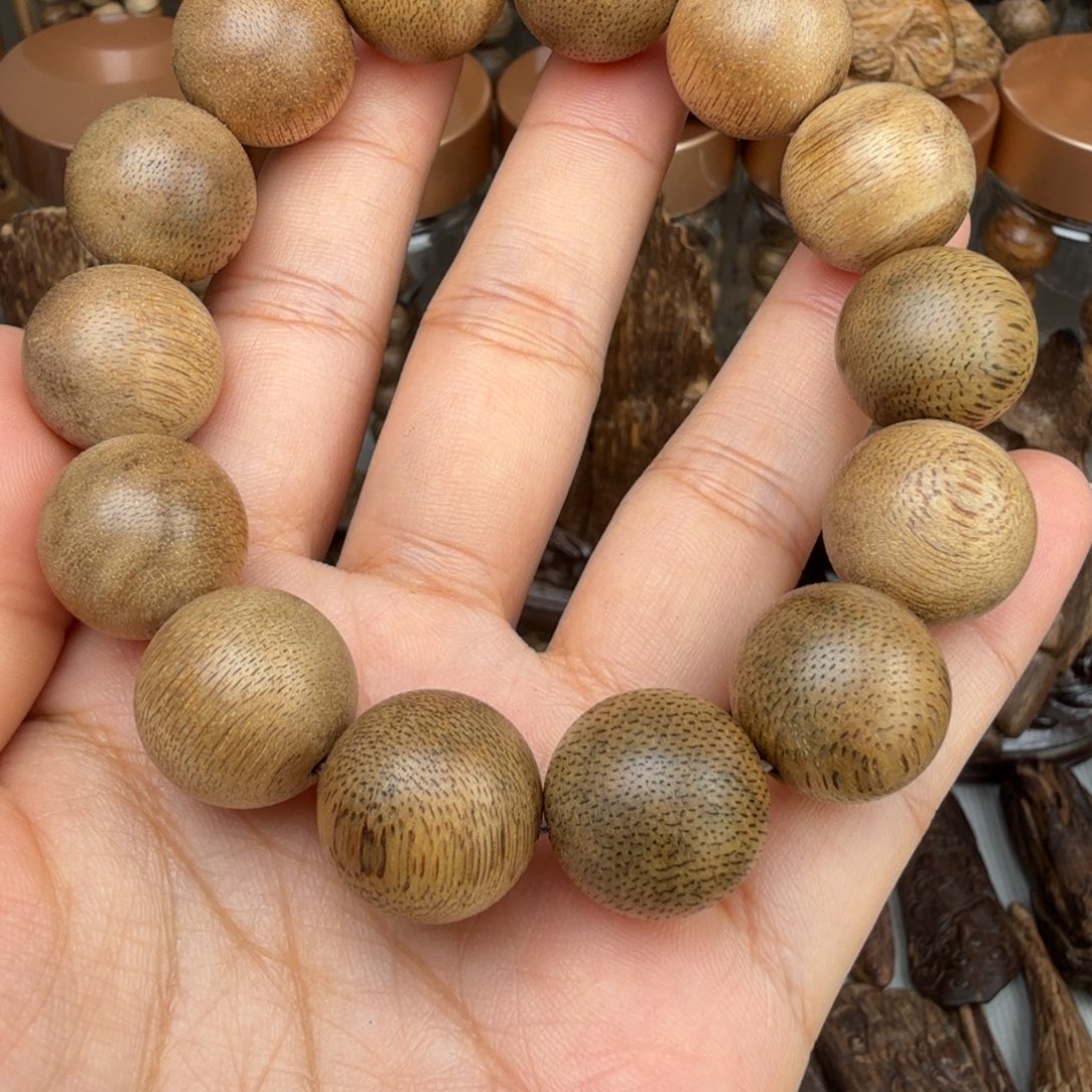 沉香沉香碎屑柬埔寨菩萨 1.7*17.2 克