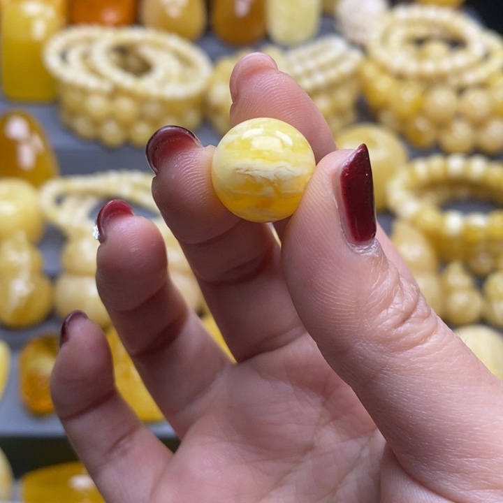 蜜蜡裸石未镶嵌吴****^单珠，微瑕，介意慎拍.