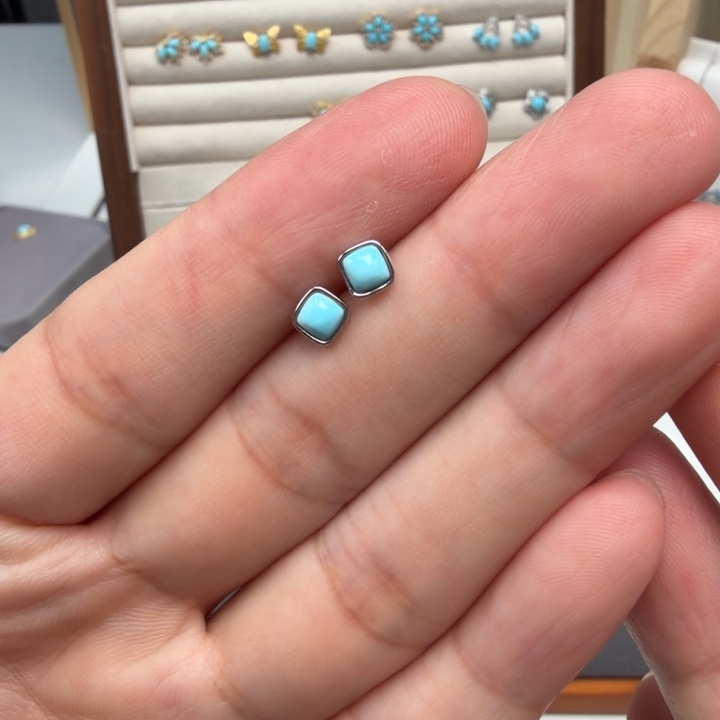 茵***草绿松石银S925镶嵌耳饰